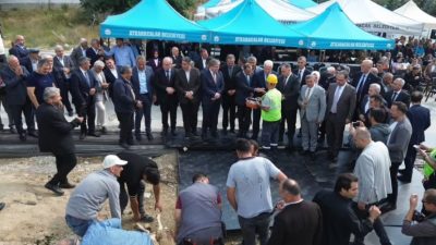 Atkaracalar’da belediyenin yeni hizmet binası için düzenlenen törende protokol üyeleri,