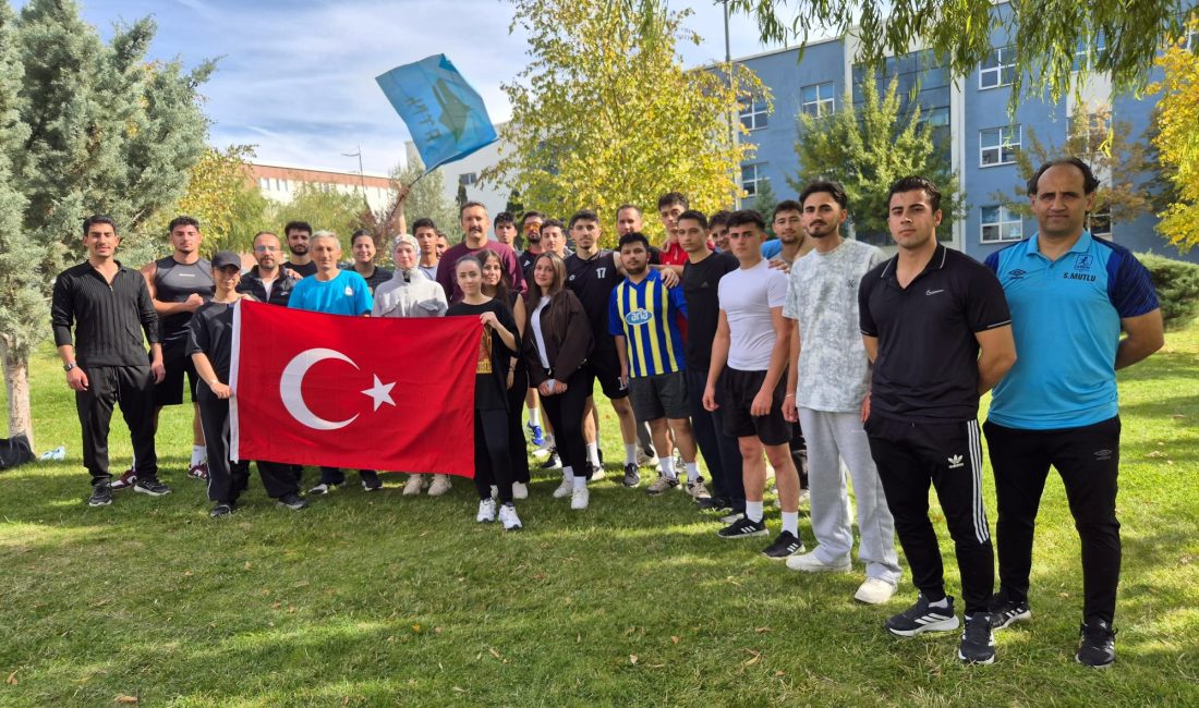 Çankırı Karatekin Üniversitesi’nde düzenlenen 29 Ekim Cumhuriyet Kupası Koşusu’nda öğrenciler,