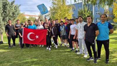 Çankırı Karatekin Üniversitesi’nde düzenlenen 29 Ekim Cumhuriyet Kupası Koşusu’nda öğrenciler,