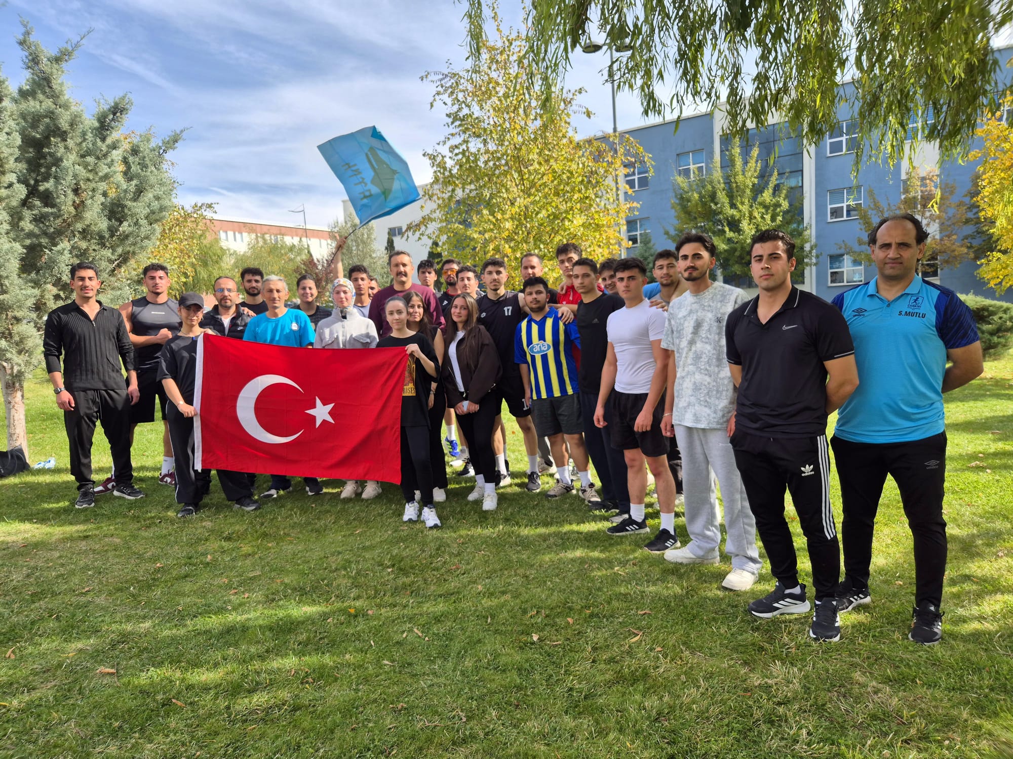 Çankırı Karatekin Üniversitesi’nde düzenlenen 29 Ekim Cumhuriyet Kupası Koşusu’nda öğrenciler,