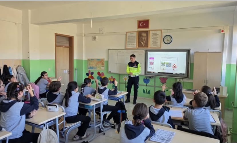 Çankırı İl Jandarma Komutanlığı, okul servis araçlarını denetlerken öğrencilere ve