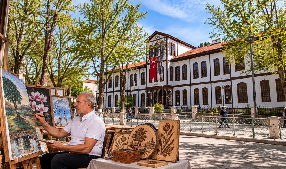 Ahşap yakma ve resim sanatçısı Şükrü Özgür, “Ateşin Ahşaba, Boyanın