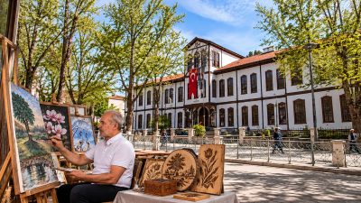 Ahşap yakma ve resim sanatçısı Şükrü Özgür, “Ateşin Ahşaba, Boyanın
