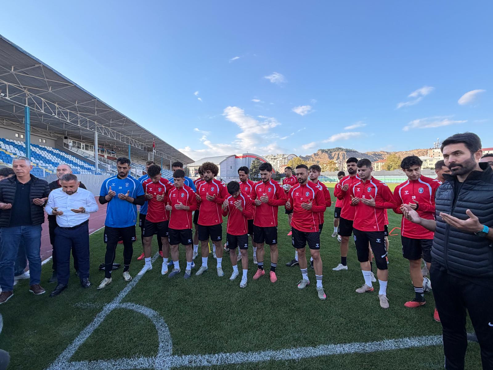 Çankırı FK yönetimi ve futbolcular, yeni sezon öncesi Atatürk Stadı’nda
